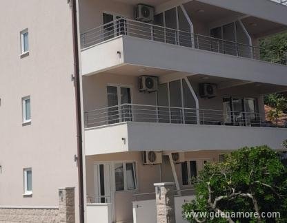 Apartments Vico 65, private accommodation in city Igalo, Montenegro - IMG-d91d20d9fe910bef6402578d2d29cebb-V