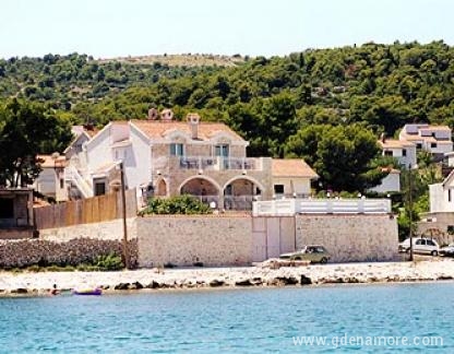Bonačica dvori, alloggi privati a Čiovo, Croazia - Pogled na kuću iz mora